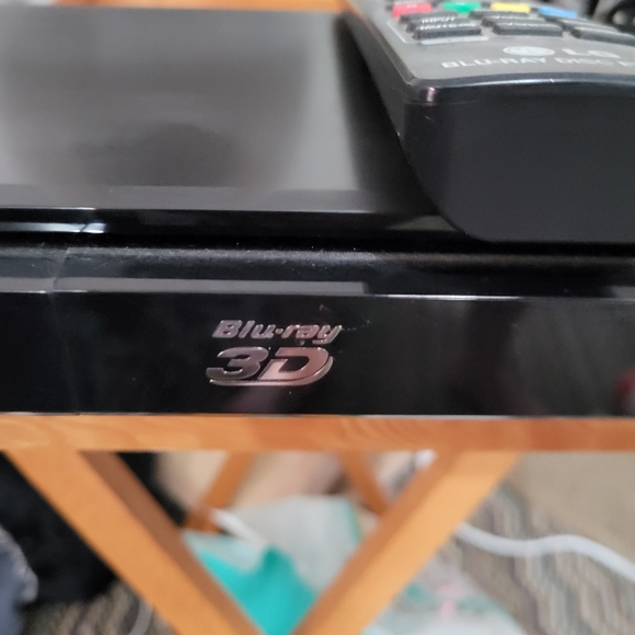 LG 3D Blu-ray player with built in Wi-Fi - Picture 3 of 9